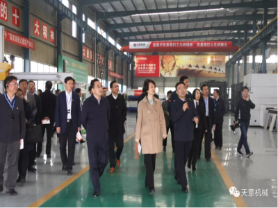 濟(jì)寧市委常委、組織部部長(zhǎng)孔凡萍帶領(lǐng)全市“兩新”組織黨建工作現(xiàn)場(chǎng)觀摩團(tuán)蒞臨天意機(jī)械調(diào)研指導(dǎo)