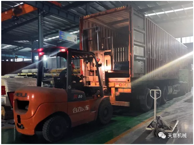 天意機(jī)械為柬埔寨客戶加工生產(chǎn)年產(chǎn)80萬平方輕質(zhì)墻板生產(chǎn)線成功裝車啟運(yùn)！